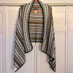 Drapey, sleeveless sweater in black, white and tan pattern. Size M